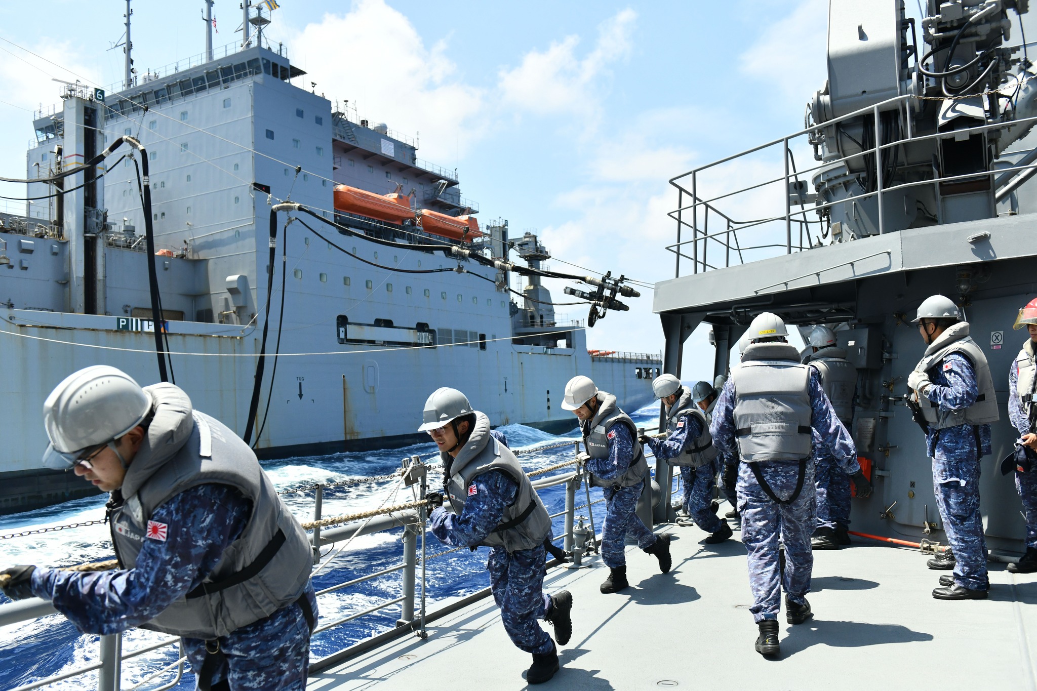 齋藤海上幕僚長は、米海軍第7艦隊司令官ハニフィン中将の表敬を受け