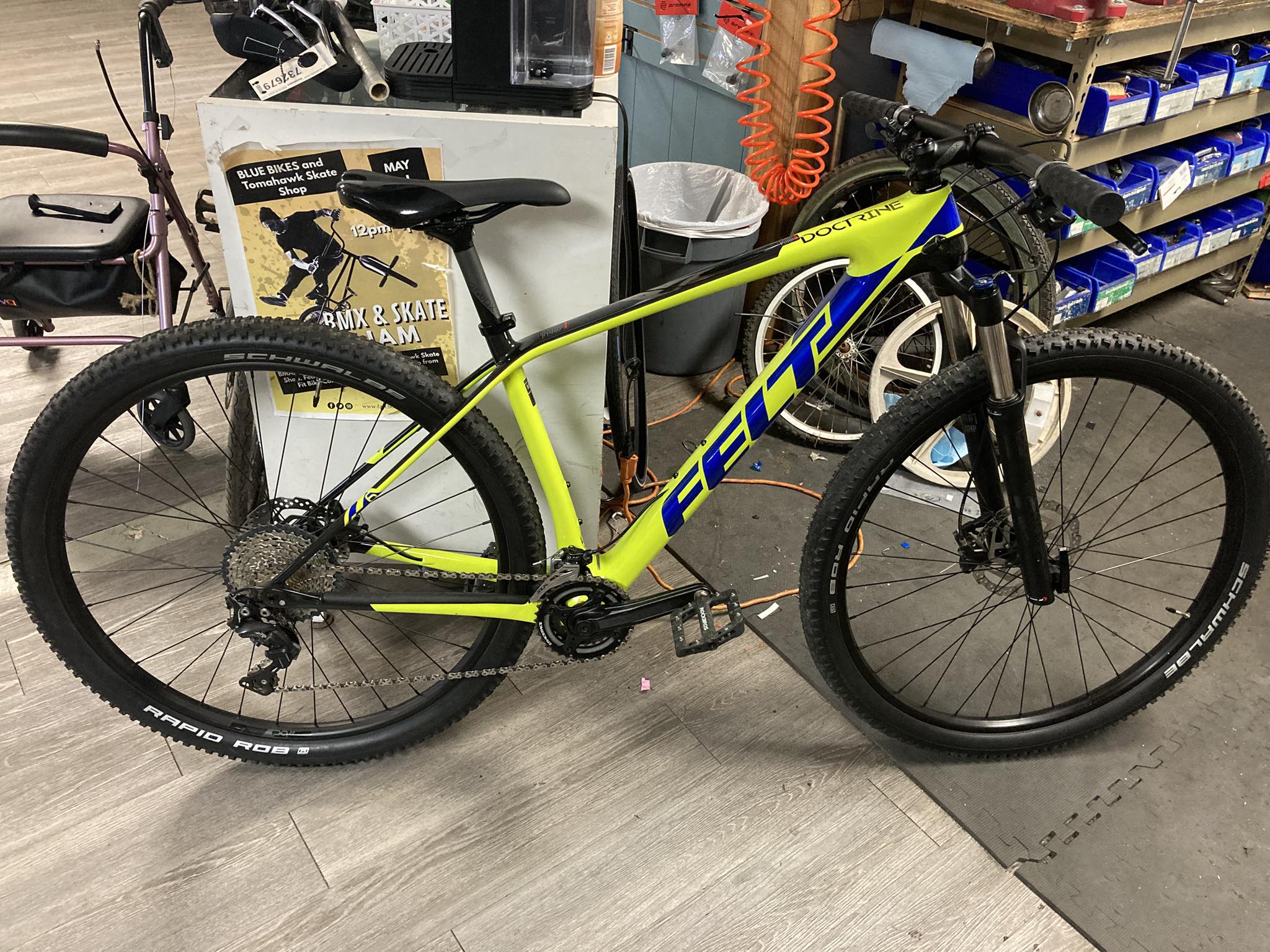 29 x 2.6 mtb reifen VITTORIA MOSTRO ENDURO RACE 29x2.6 Graphene/Silica Tubeless Rea – Probikeshop wheel-size:29-inch E-Bikes für 1700 Euro Power Fietsbroek Heren - Zwart (Maat):M