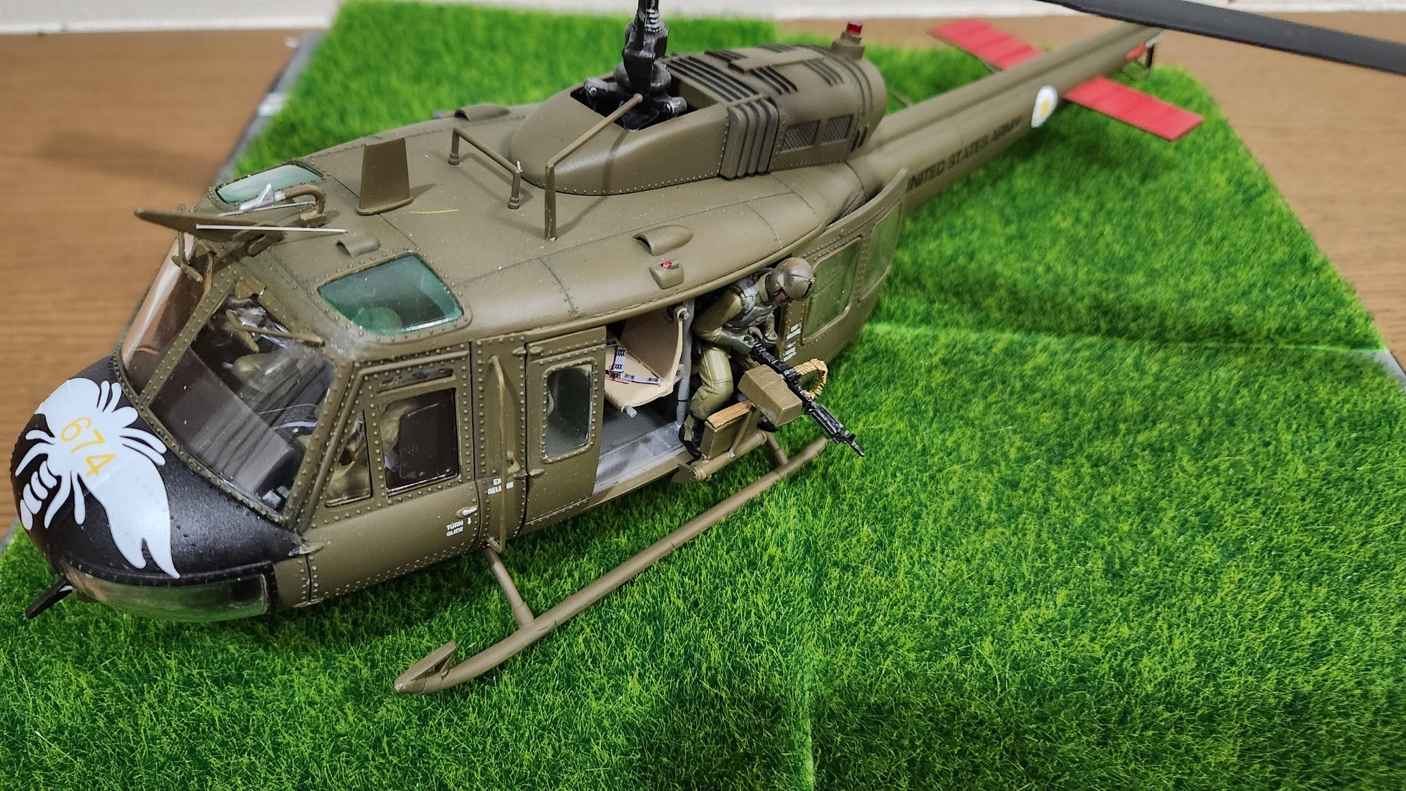 Dragon uh-1d huey helicopter model kit