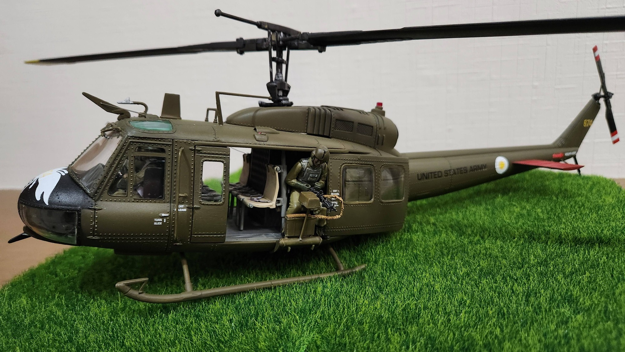 Dragon uh-1d huey helicopter model kit