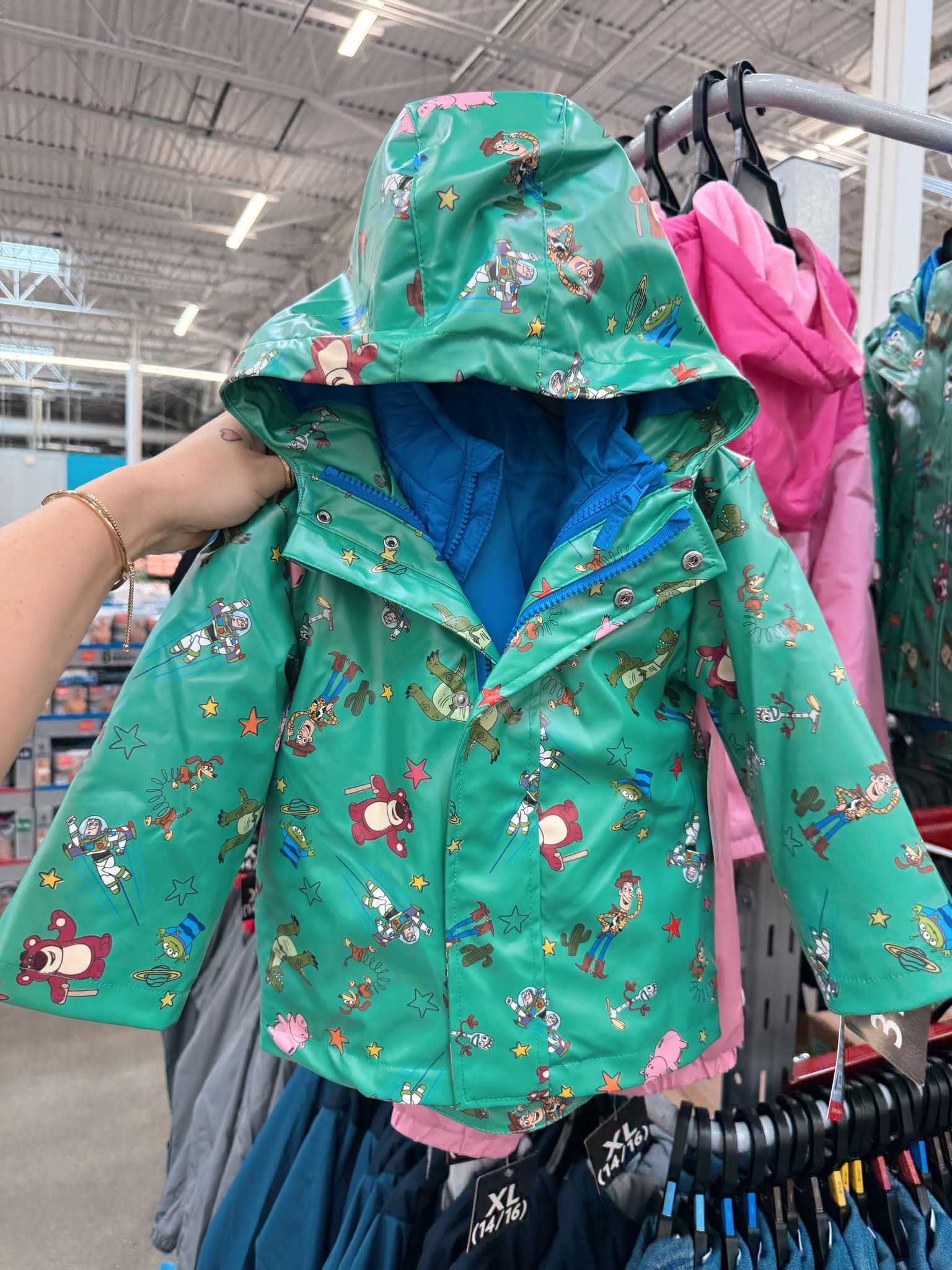 ブレア MAMAS! Sam's Club dropped the cutest Toy Story rain coat! You can