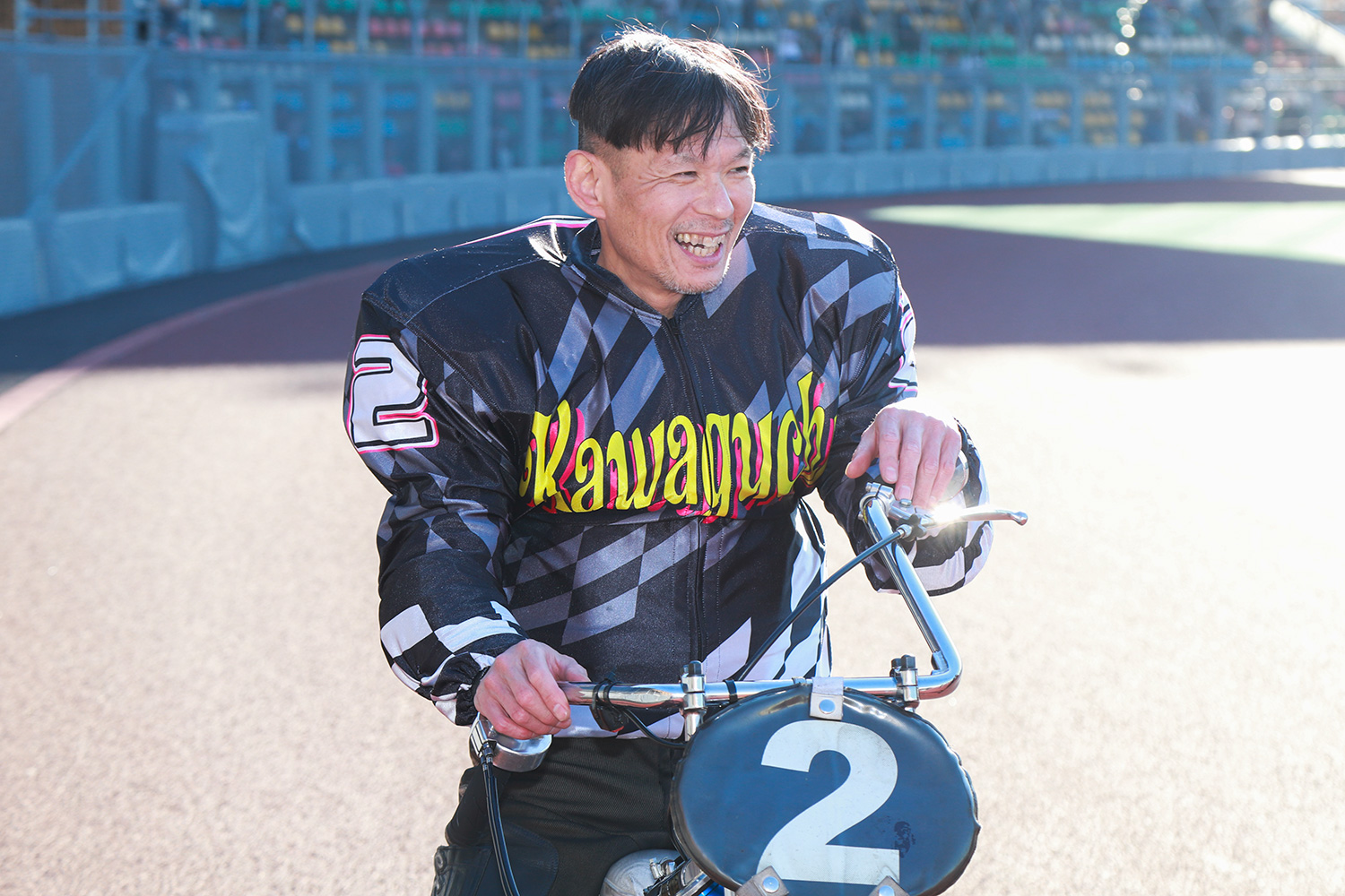川口オートレース - 危なげない走りで勝利を飾った浦田信輔選手(飯塚 