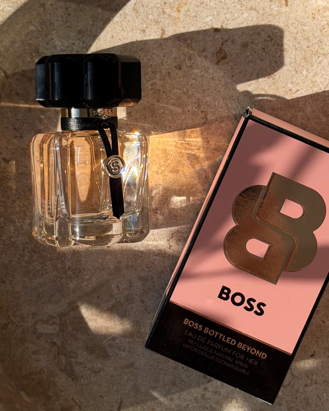 Feminin, selbstbewusst und unvergesslich. 😍 BOSS Bottled Beyond For Her vereint die zarte Eleganz von Pfingstrose mit der süßen Wärme von Ahornsirup und einer sinnlichen Amberwood-Basis. Das Ergebnis: ein Duft, der Stärke