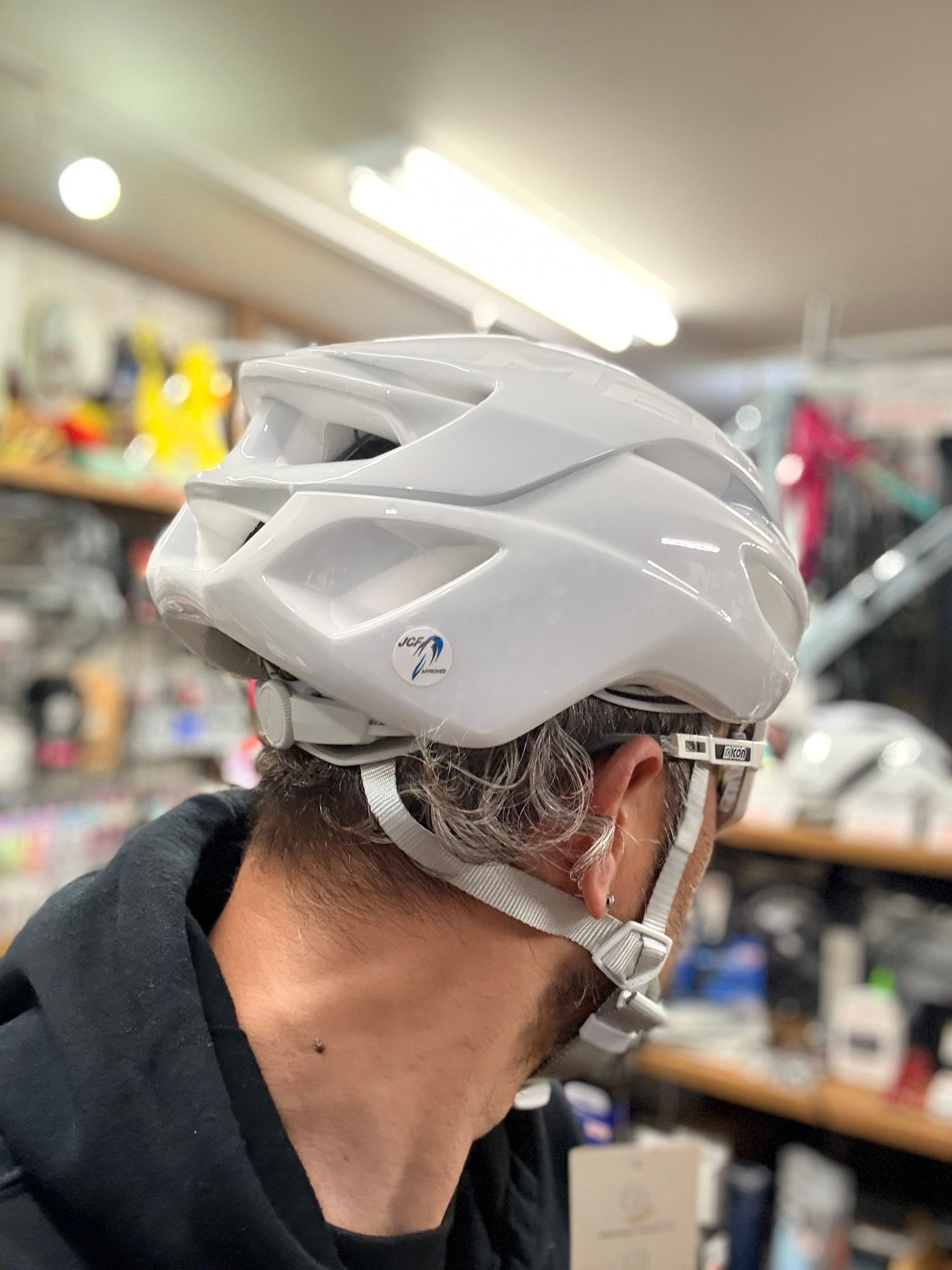 MET RIVALE MIPS ABSOLUTE WHITE LIMITED 数量限定のオールホワイトの 