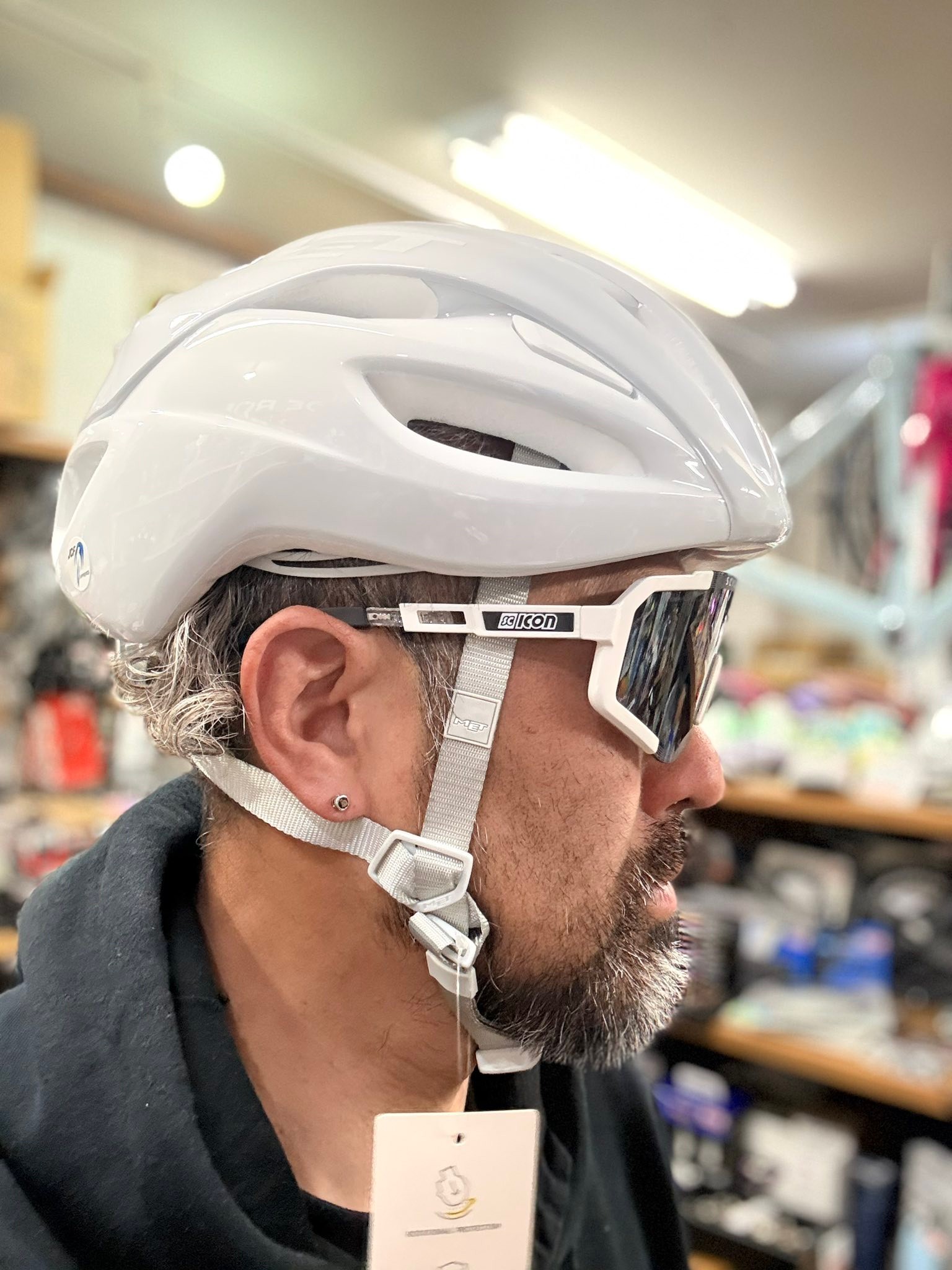 MET RIVALE MIPS ABSOLUTE WHITE LIMITED 数量限定のオールホワイトの 