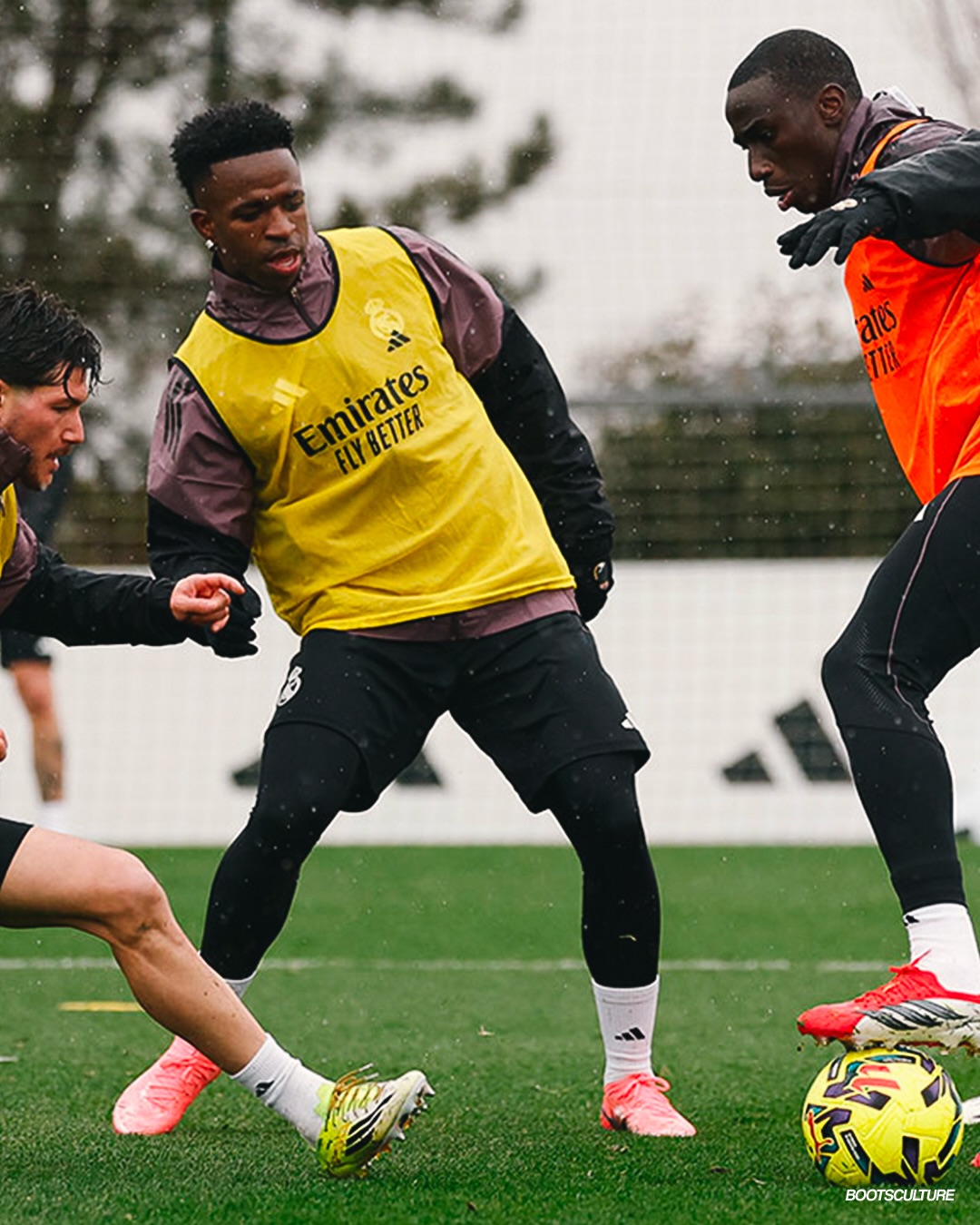 👀 @vinijr hit the training pitch today wearing his latest new