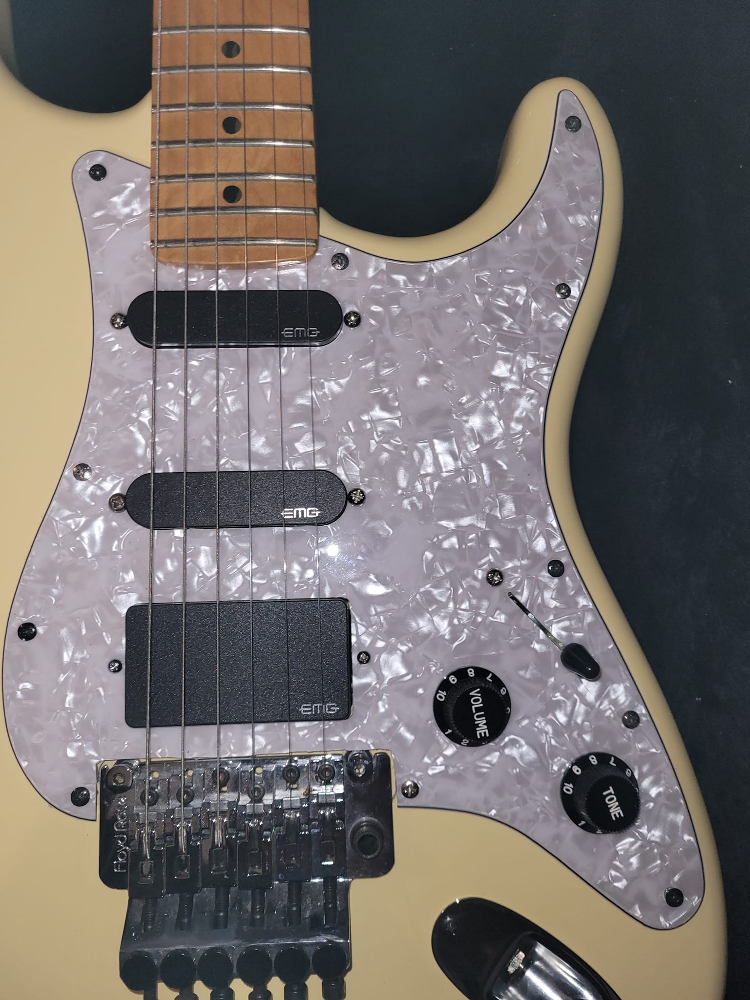 ギター Modified white Stratocaster with EMG-81 Check out my new