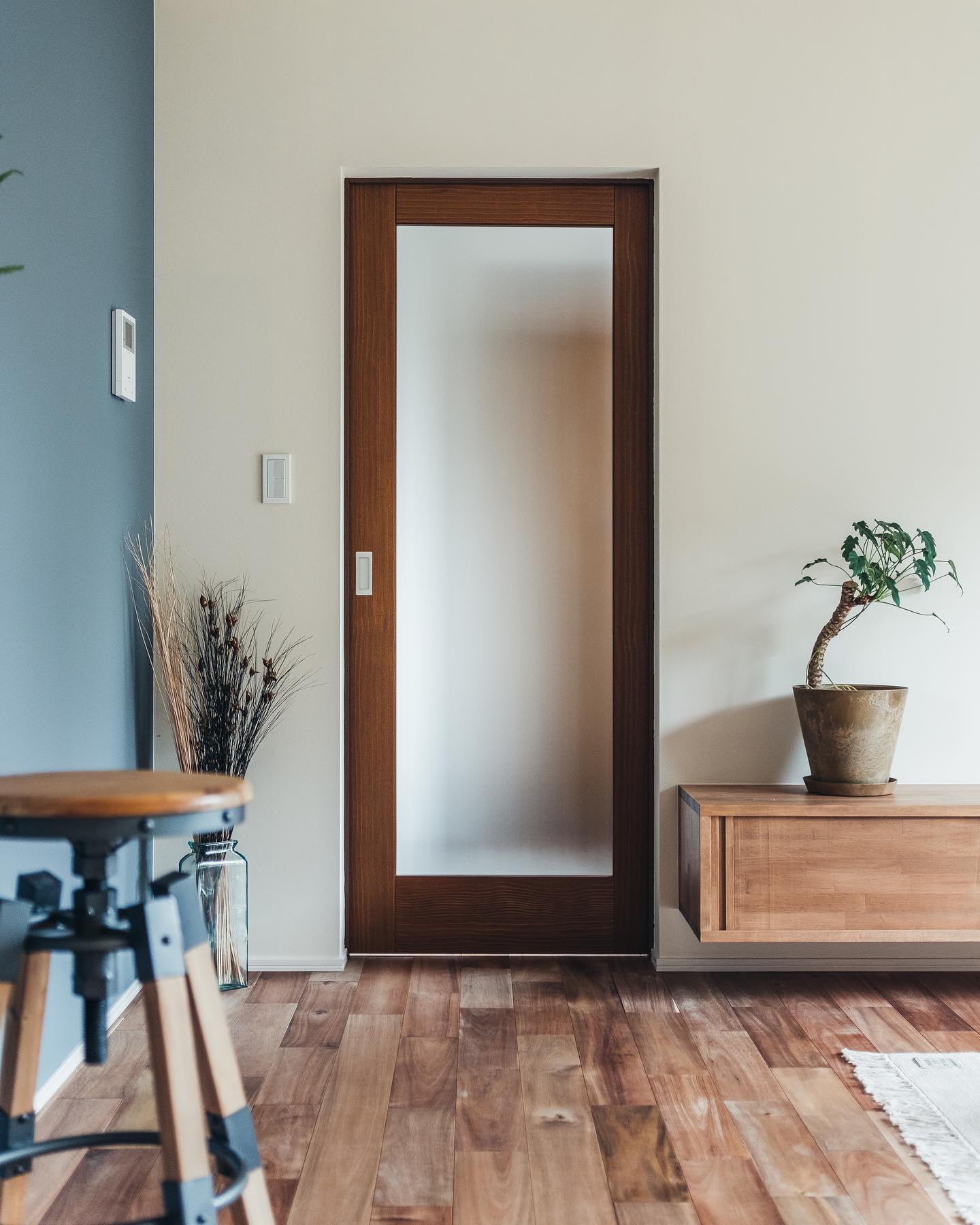 Liberohome-リベロホーム- - 玄関に通じるドアはすりガラスにすると 