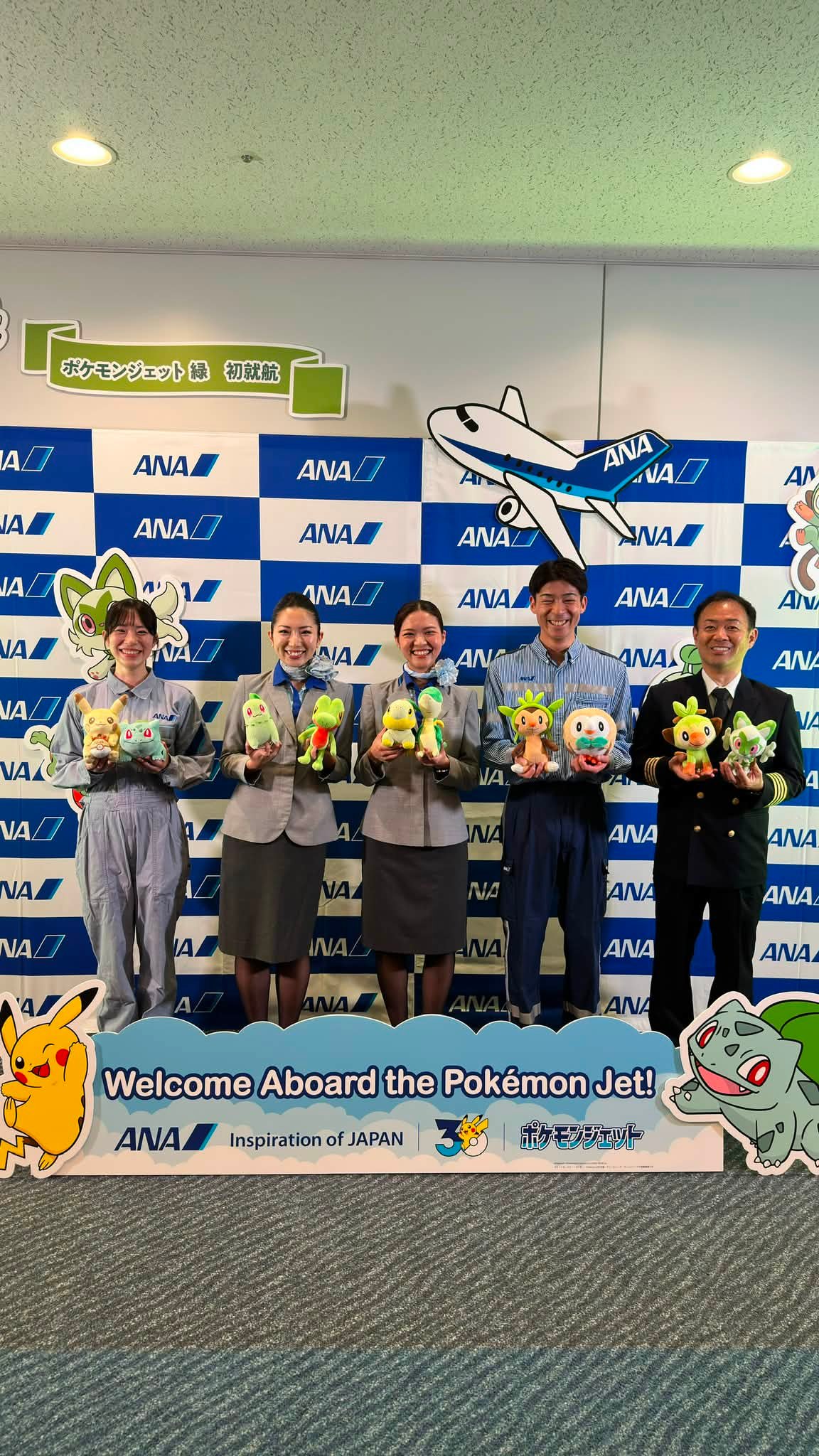 ANA.Japan - 客室乗務員の更衣室には、よく街で見る「ガチャガチャ」が