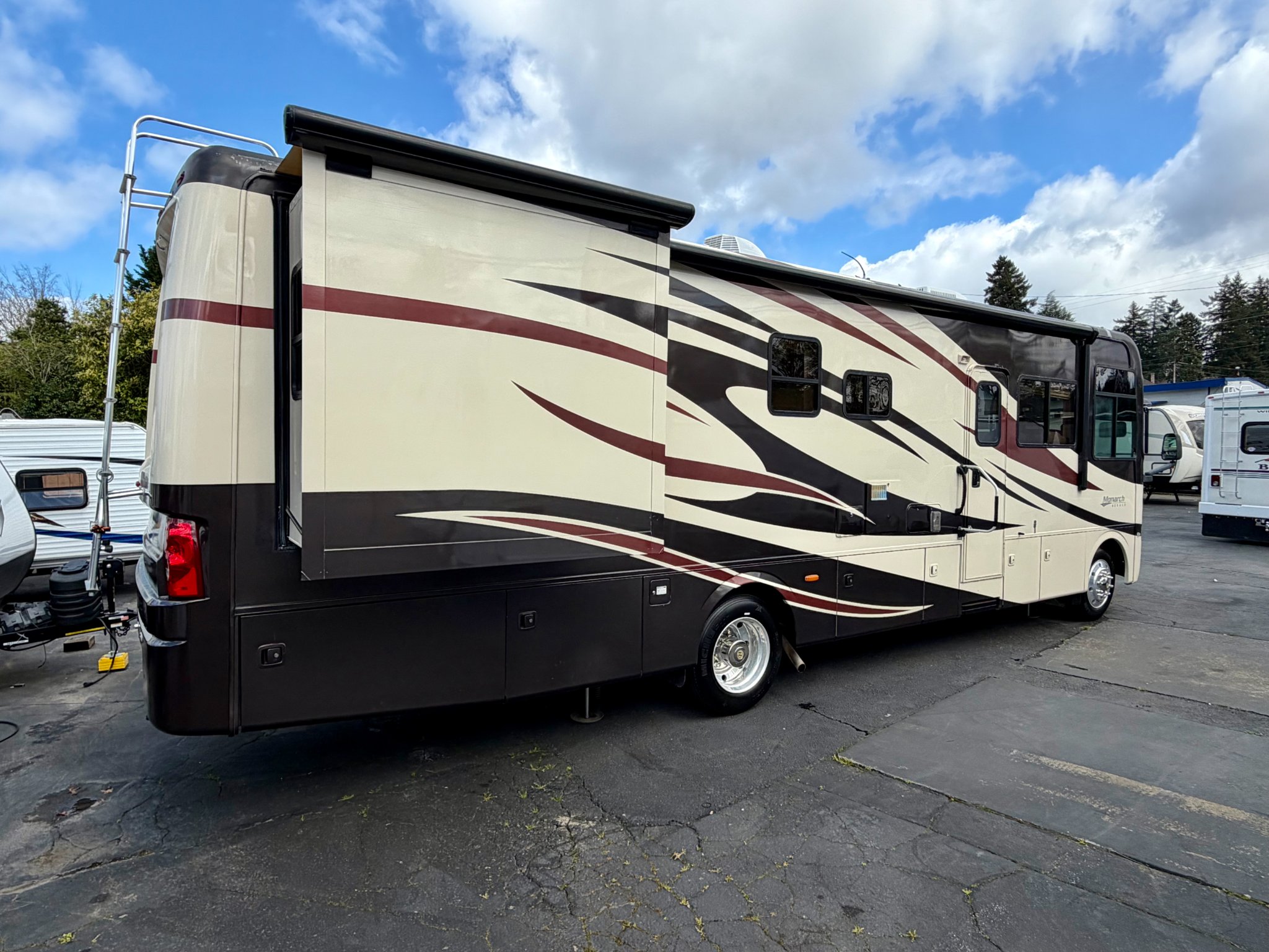 2008 Monaco Monarch 35SFD Workhorse 8.1L • 2 Slides • Only 44,672 Miles ...