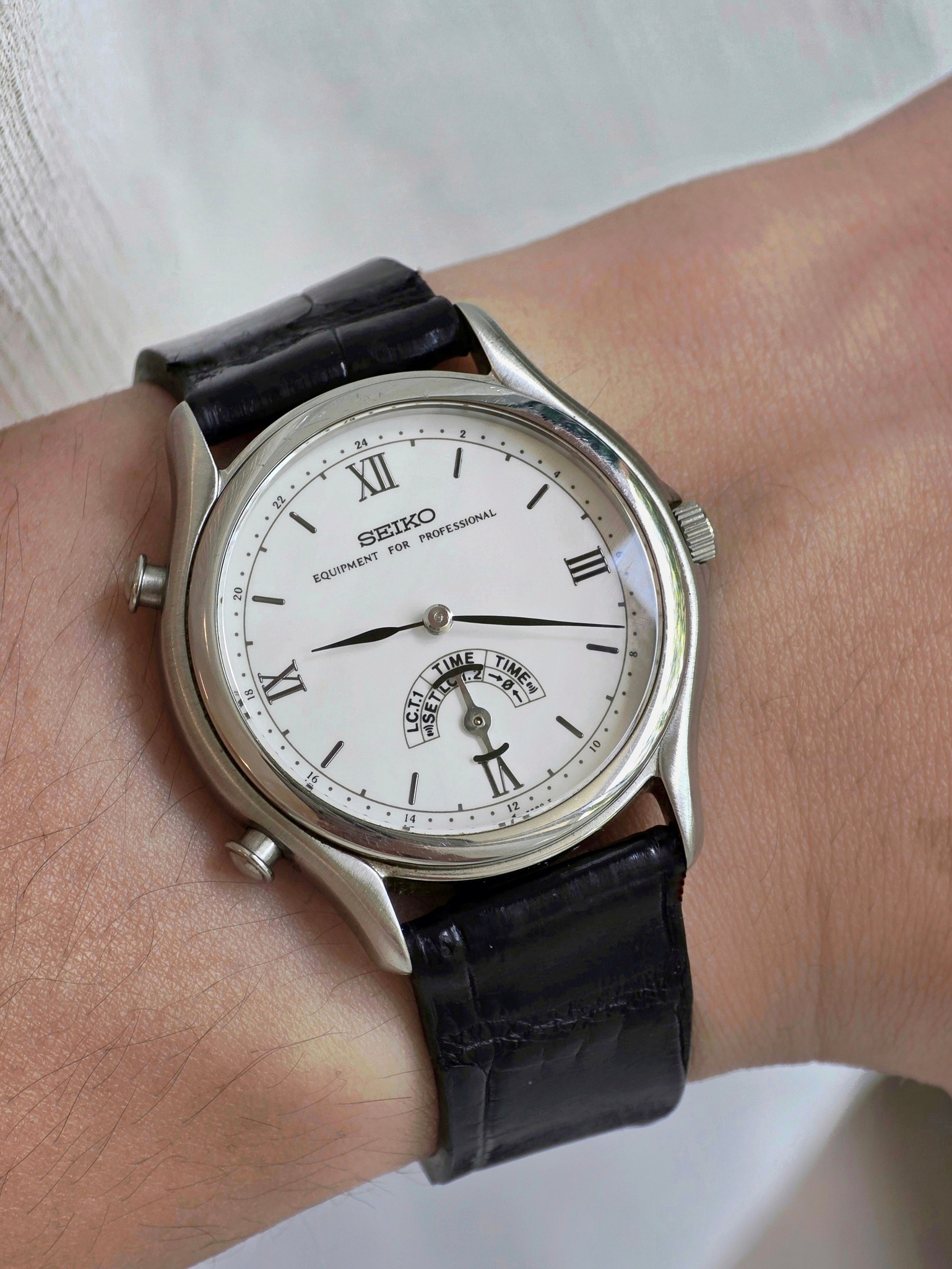 Seiko 8m11-6000 watch with dual-crown design