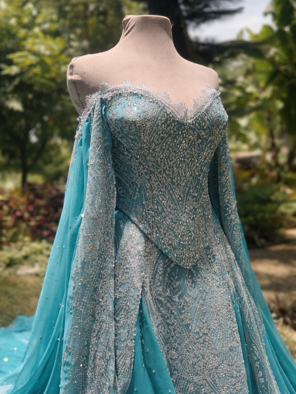 This would be my live action Frozen gown… @disney, can I please design your next live action costumes??? #disney #frozen #costume #cosplay #fashion