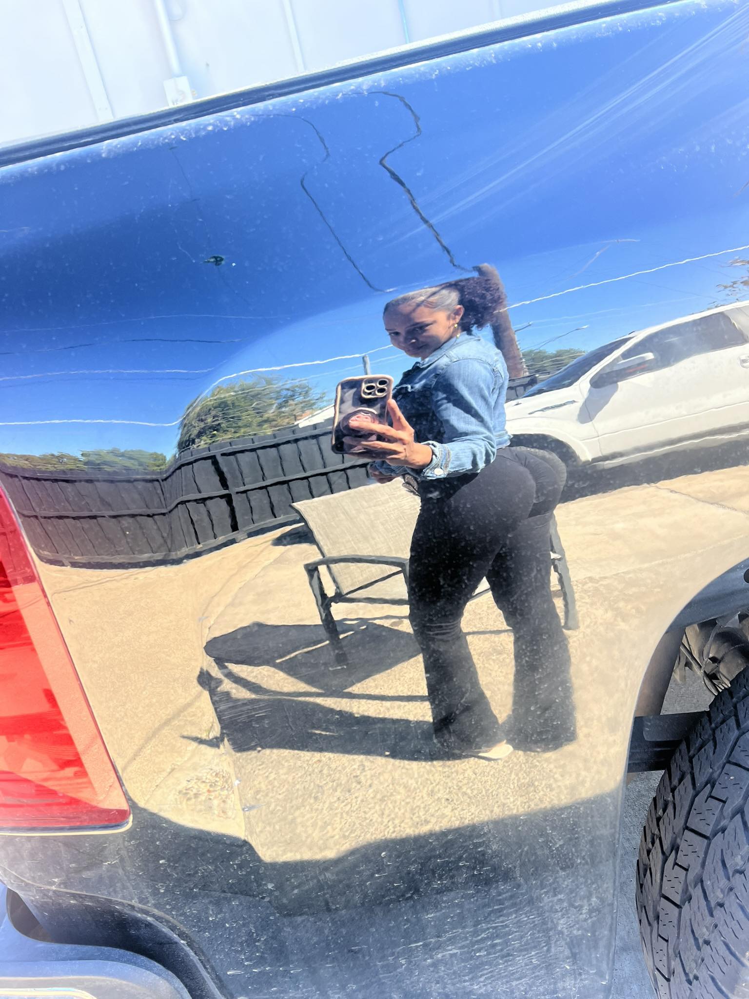 Jessica - You ever stop to take a look at your reflection?? I do 😘 ...