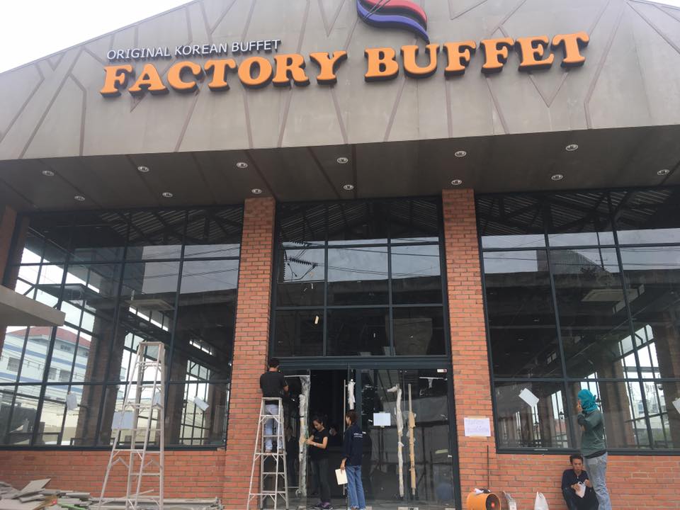 ติดตั้งกระจก factory buffet มาในคอนเซป โรงงาน มันจะดูใหญ่ๆหน่อย ช่อง ...