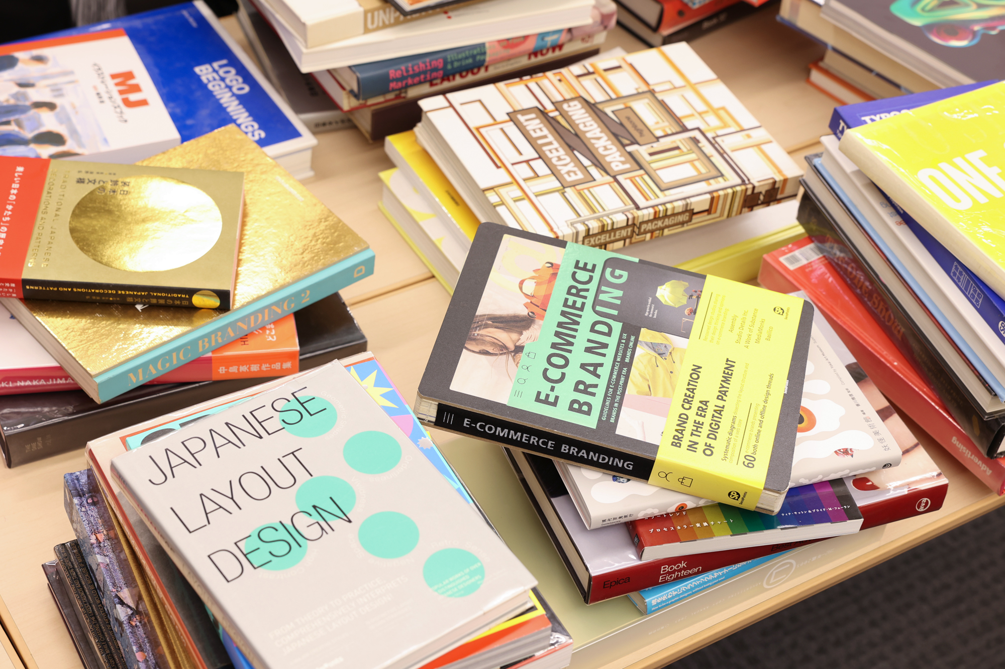学内イベント】 行商専門の本屋「門垣堂」が学生たちに向けて書籍販売 