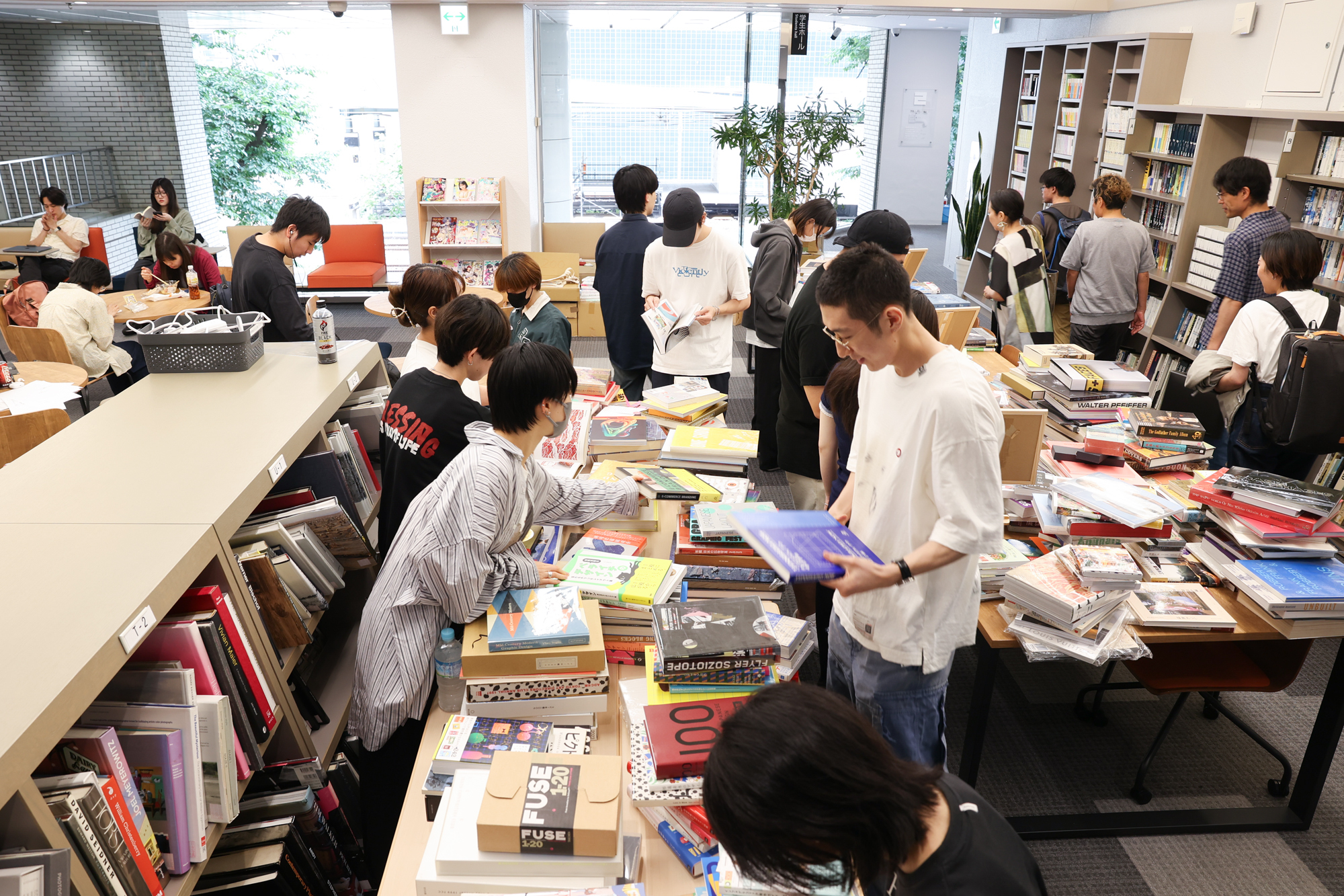 学内イベント】 行商専門の本屋「門垣堂」が学生たちに向けて書籍販売 