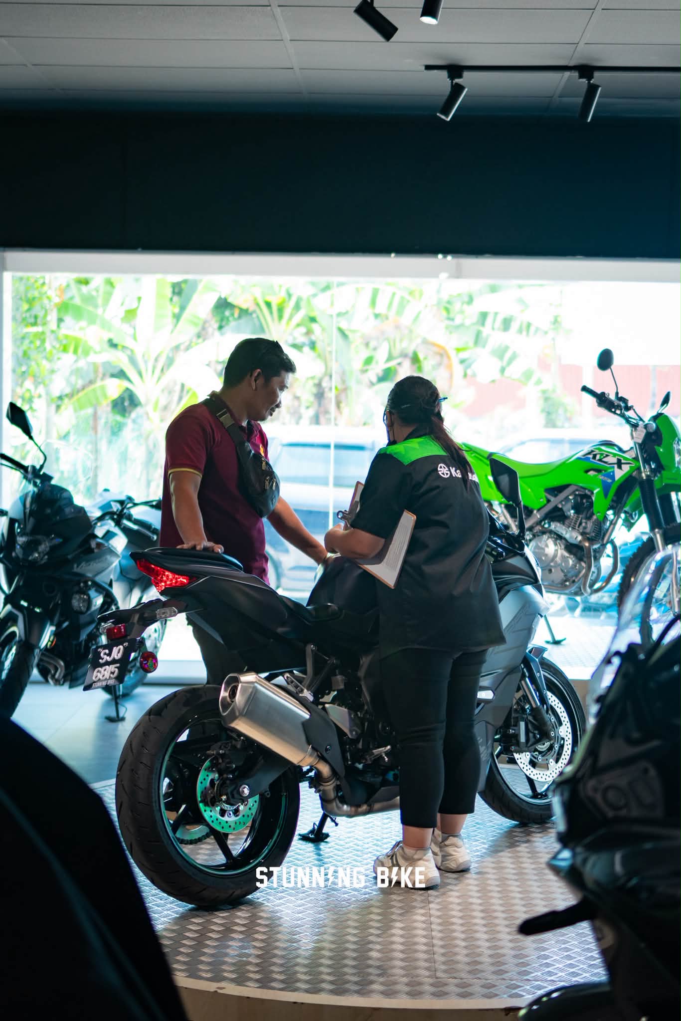 ダニエル Congratulations to our happy customer on your Brand New Kawasaki