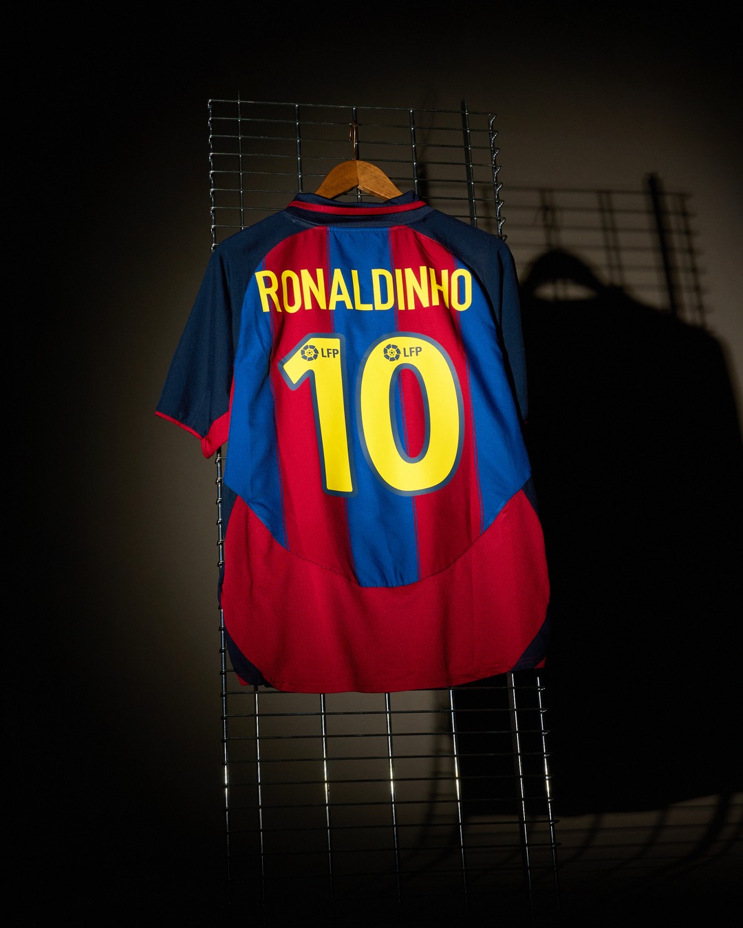 Barcelona 2003 Home by Nike | Ronaldinho 🇧🇷 Hitting the site on