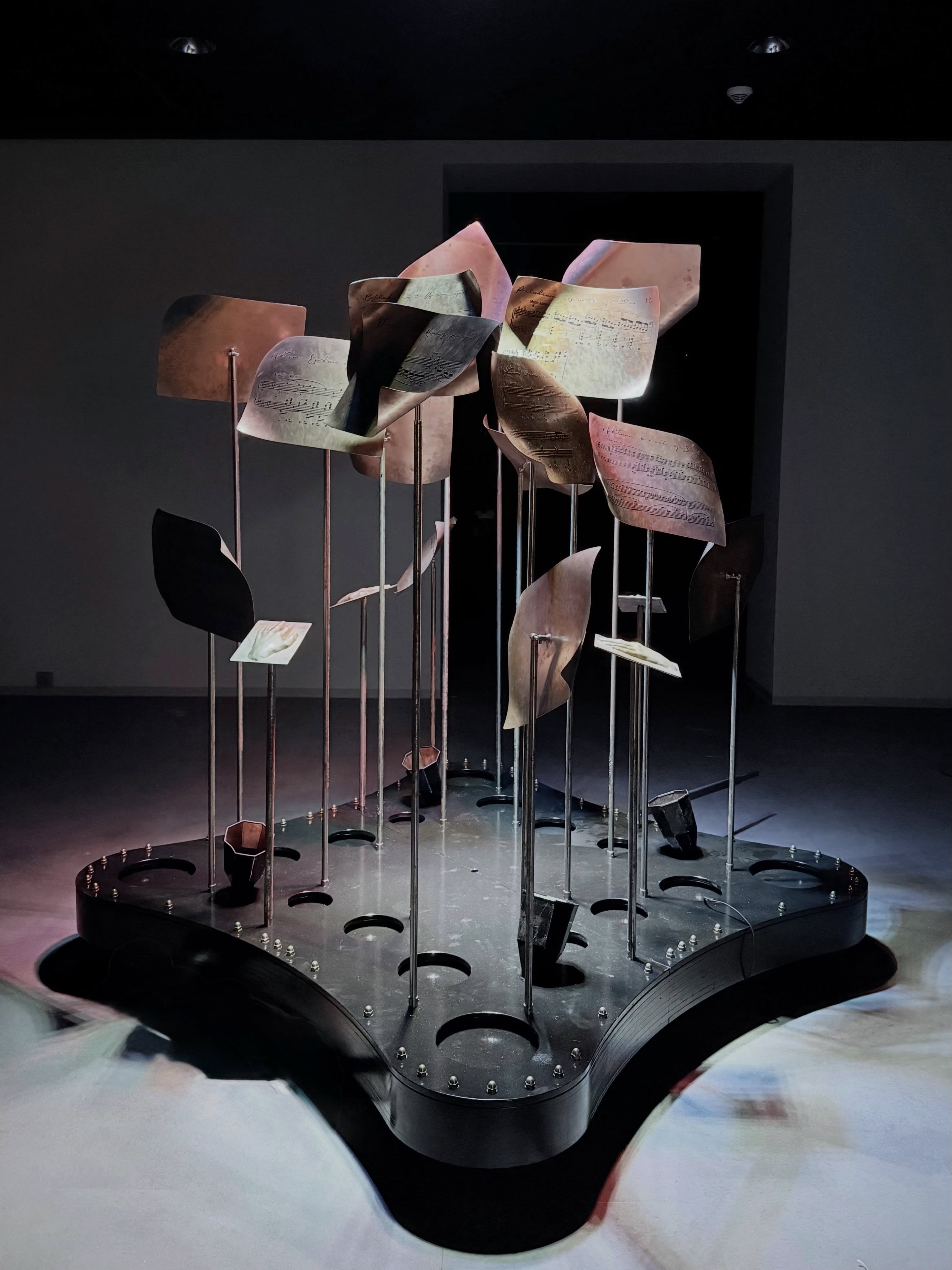 アート・デザイン・音楽 CONTEMPORARY SCULPTURE PROJECTS IN Conductive notes interactive sound sculpture for Romantic Chopin