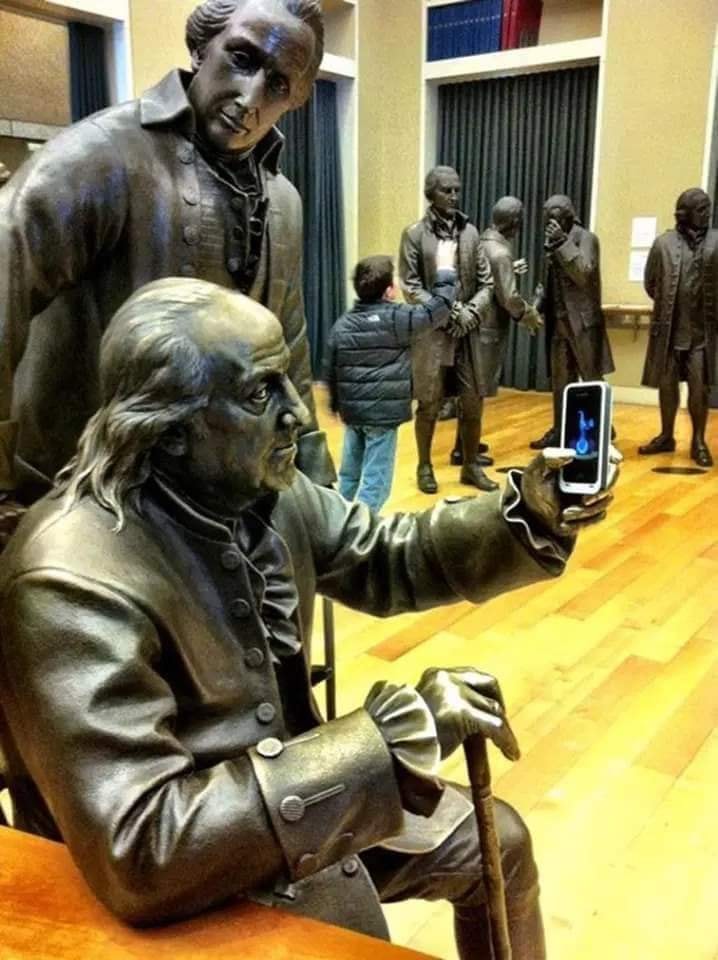 ssx2673です！Franklin Mintスカイ・チーフ　ブロンズ像 Benjamin Franklin has been handed a phone, and another delegate is