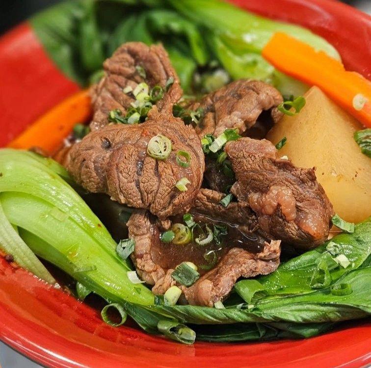 紐約爸爸與女兒的台灣小旅行，他們對於自己做的滷肉飯和三杯杏鮑菇感到非常滿意。 A dad and daughter from New York ...