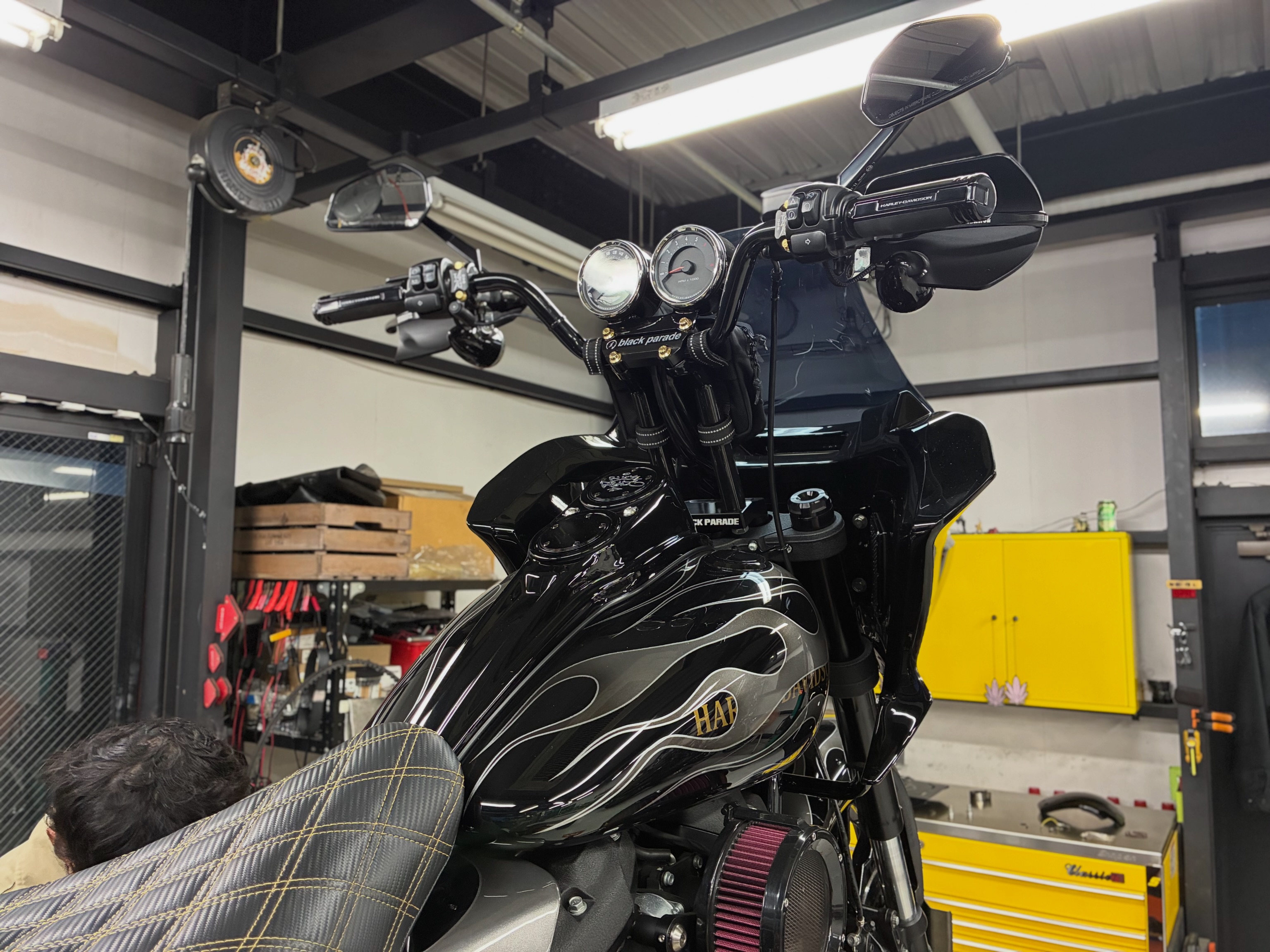 FXLRSカスタム中。 純正のタンクonツインメーターをハンドル中央に移設