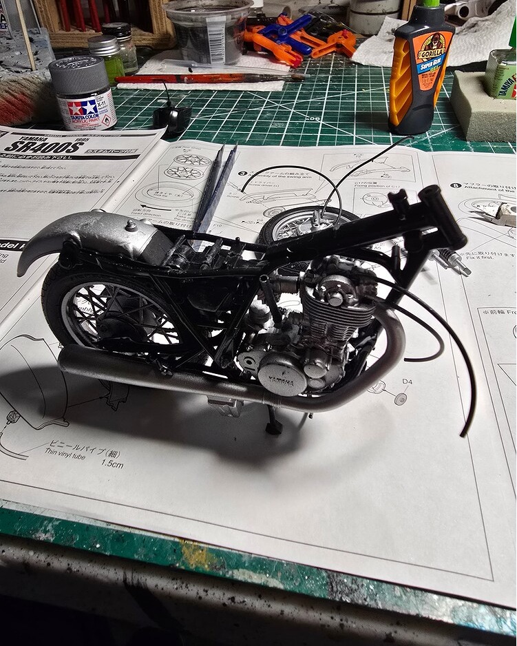 ハコ A forum member shared their progress on a Aoshima Yamaha SR400S