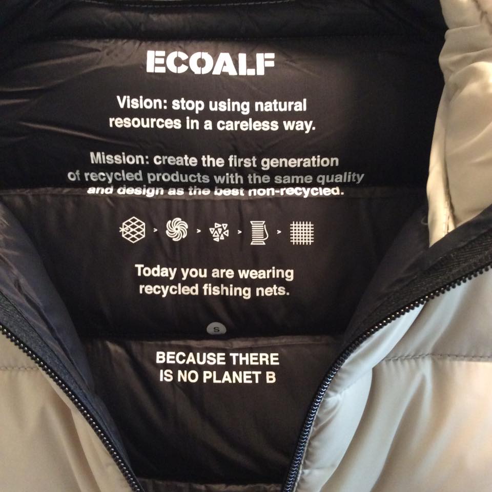 商品紹介 久しぶりのメンズ ECOALF フーディーダウンジャケット 650フィルパワーの高機能素材primaloftと ダウン ・フェザーをブレンドしたダウンジャケット モコモコせずにスッキリとしたシルエットです カラー サンド ダークネイビー プライス