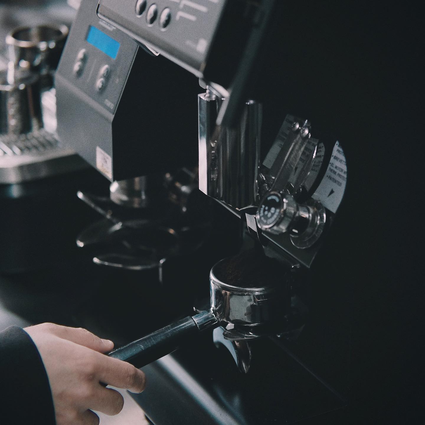 Instand_coffee.W - 8am-11pm ⠀ 인스텐드커피 홍제, 부평 모두 LED가 돌아가는동안 커피를 만듭니다 ...