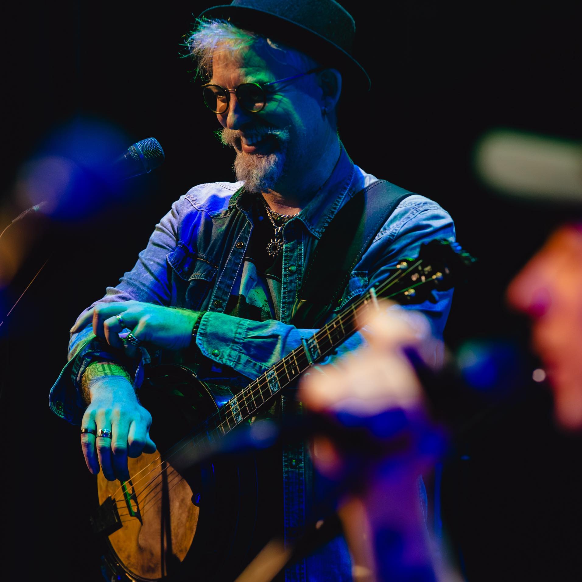 The inimitable John Carty teaches a bunch of great tunes for me ...