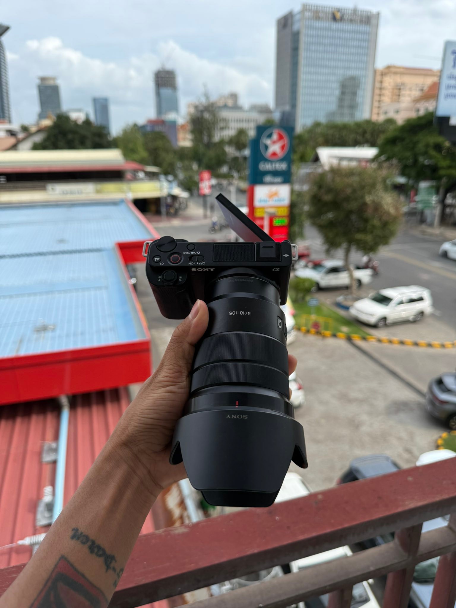 SONY ZV-E10 LEN 18-105MM F4 G OSS enree СИ TF eserese eMrer VOL-S1/