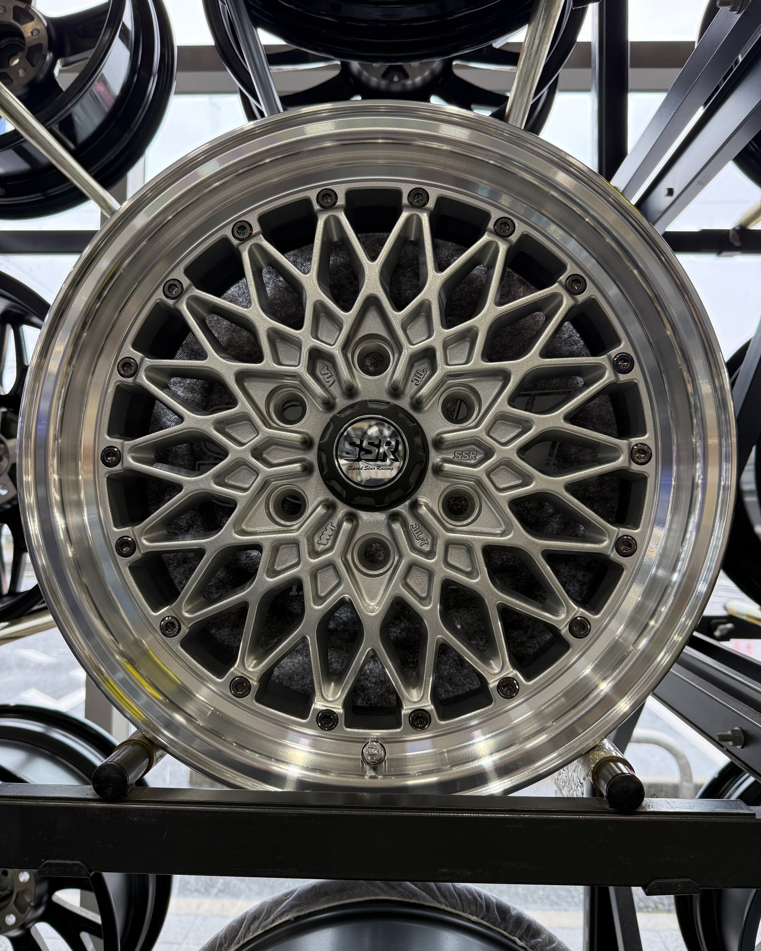 SSR 【 Formula MESH HC 】 待望のハイエース専用サイズが誕生。 伝統 