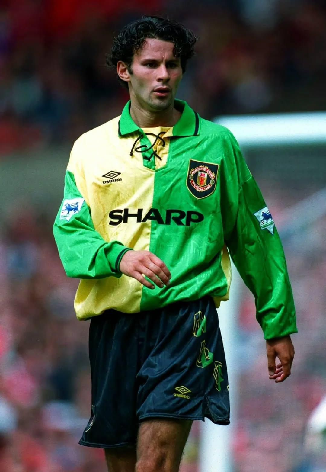 Ryan Giggs with a fabulous 90s Manchester United kit by Umbro!!