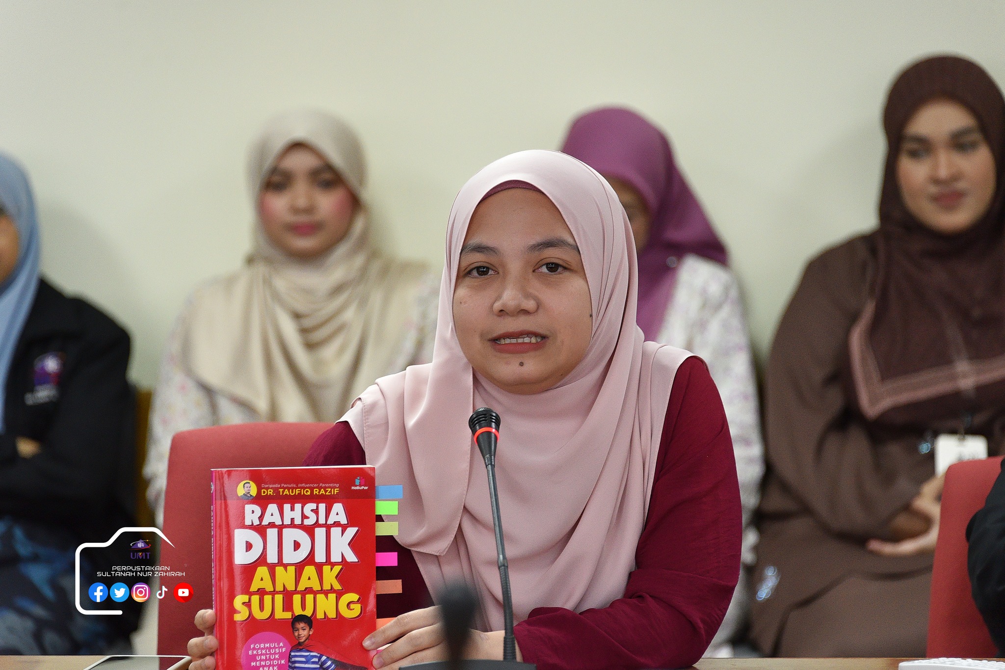 Perpustakaan Sultanah... - Perpustakaan Sultanah Nur Zahirah