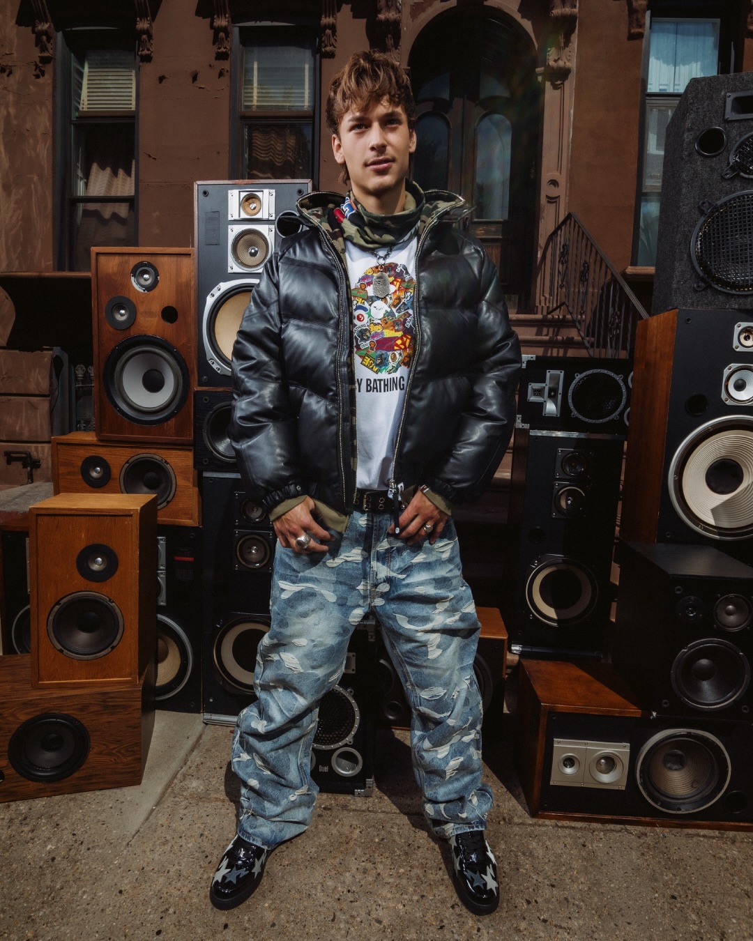 MANHUNT BAPE®定番のMANHUNTが登場。MANHUNTロゴがアッパーに大胆に