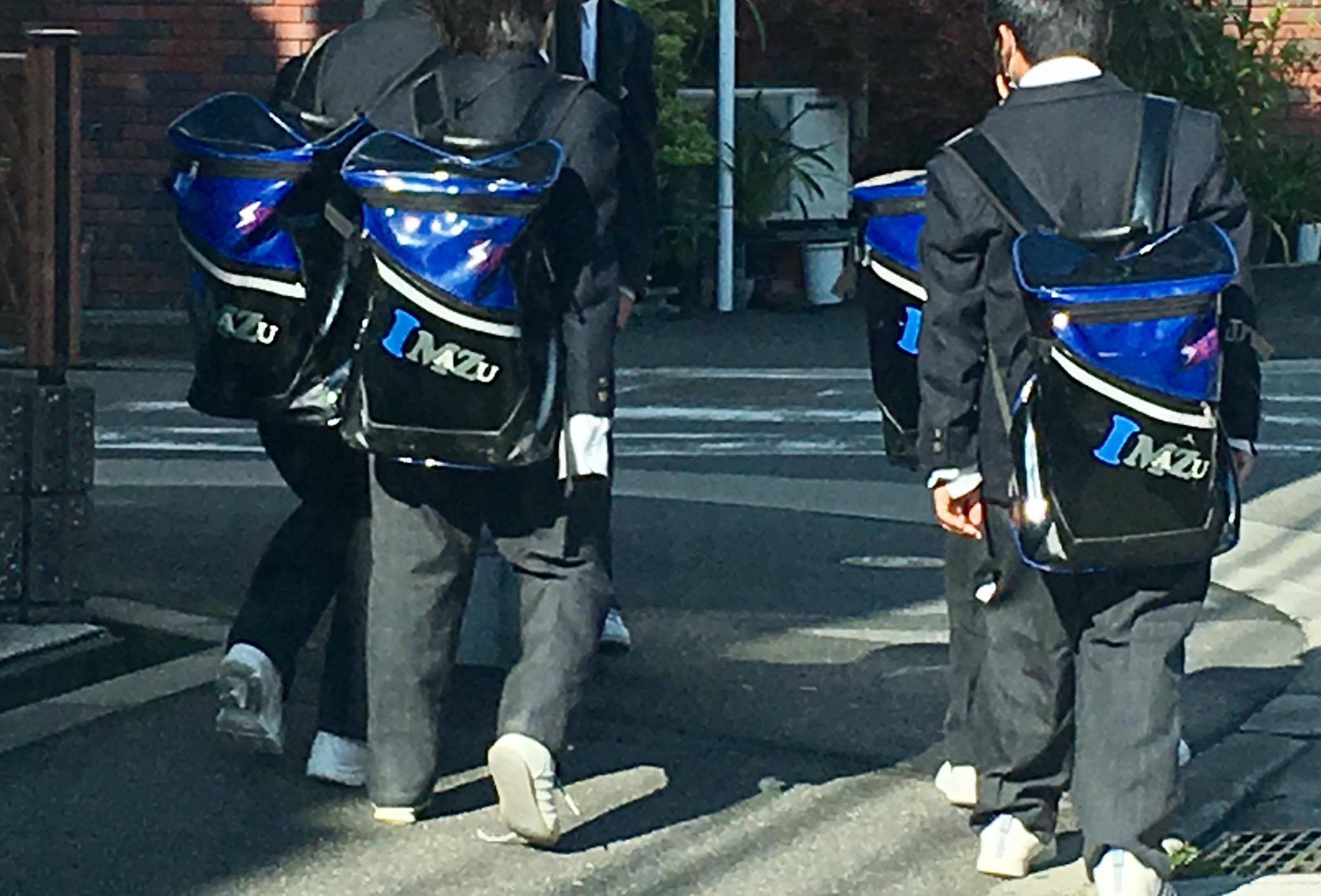 新一年生からカバンがかわりました！ 体とカバンのバランスがビミョー 