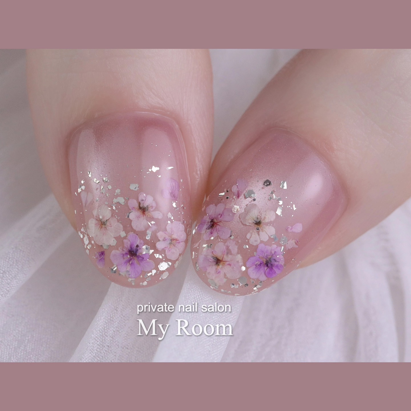 押し花ネイル🌸 ちゅるんとマグネットの上にキラキラグリッターとお花