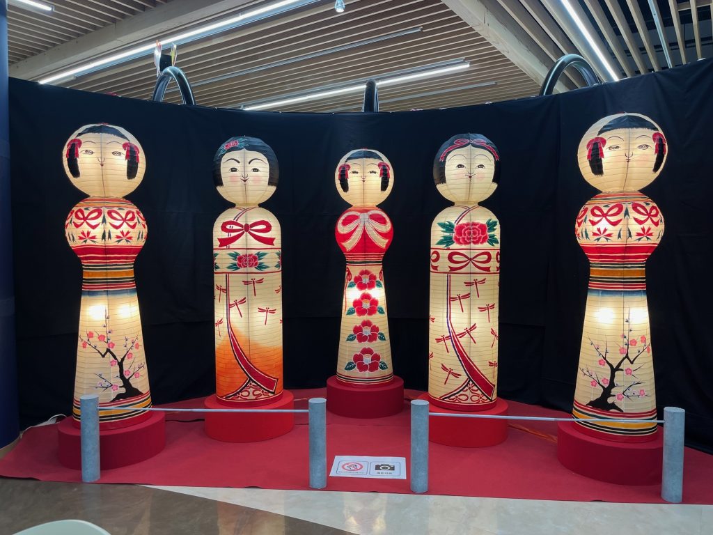 のん　こけし 展示延長】くじのん特別展示「のんRibbonアート「背中に結んだリボン
