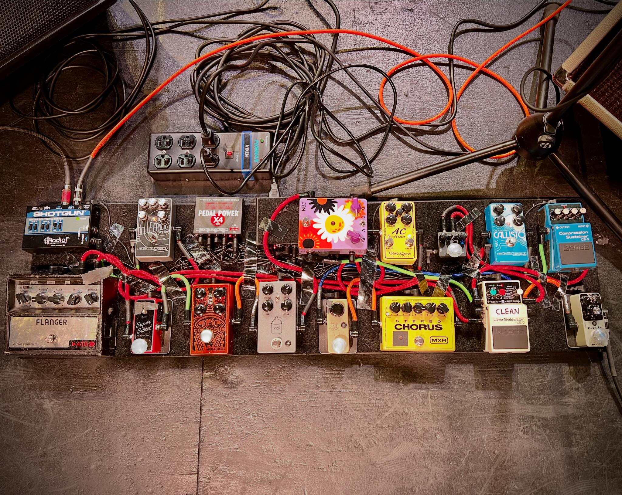 2 flangers, 2 choruses, 2 boosters, 2 distortions, 1 fuzz, 1 