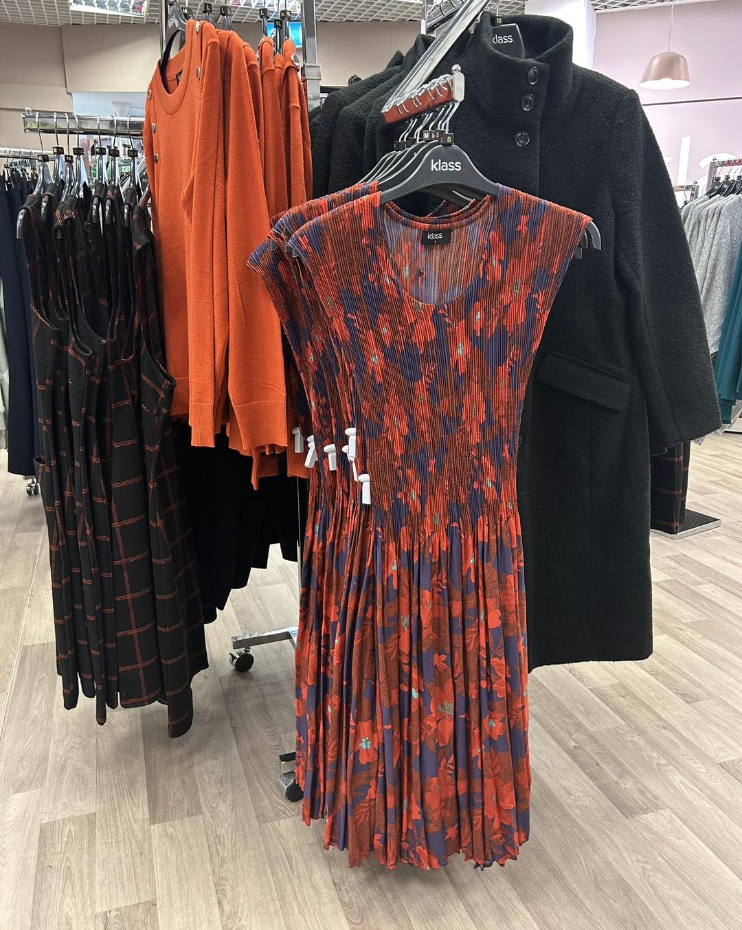 Klass ladies wear are prepared for the colder weather this week! Visit them on the upper mall to see cosy knitwear, winter coats and everything sparkly 👚