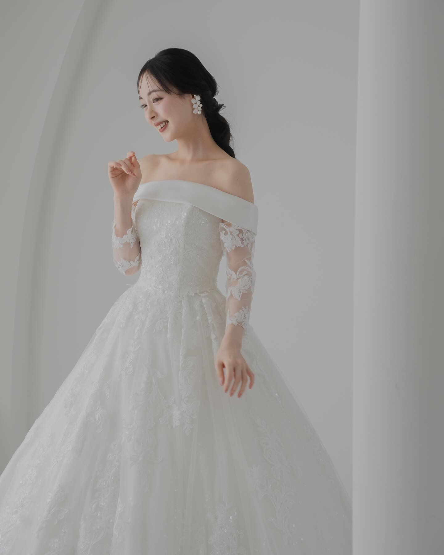 新作ドレスのご紹介です? 柔らかなレースと、クラシカルなロール 
