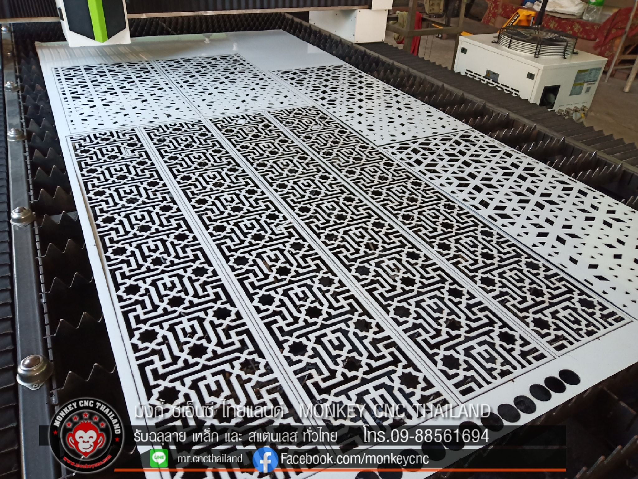 แผ่น สแตนเลส สีทอง ฉลุ ผ่าน สติ๊กเกอร์ด้วย fiber laser ช่วยให้ผิวหน้า ...
