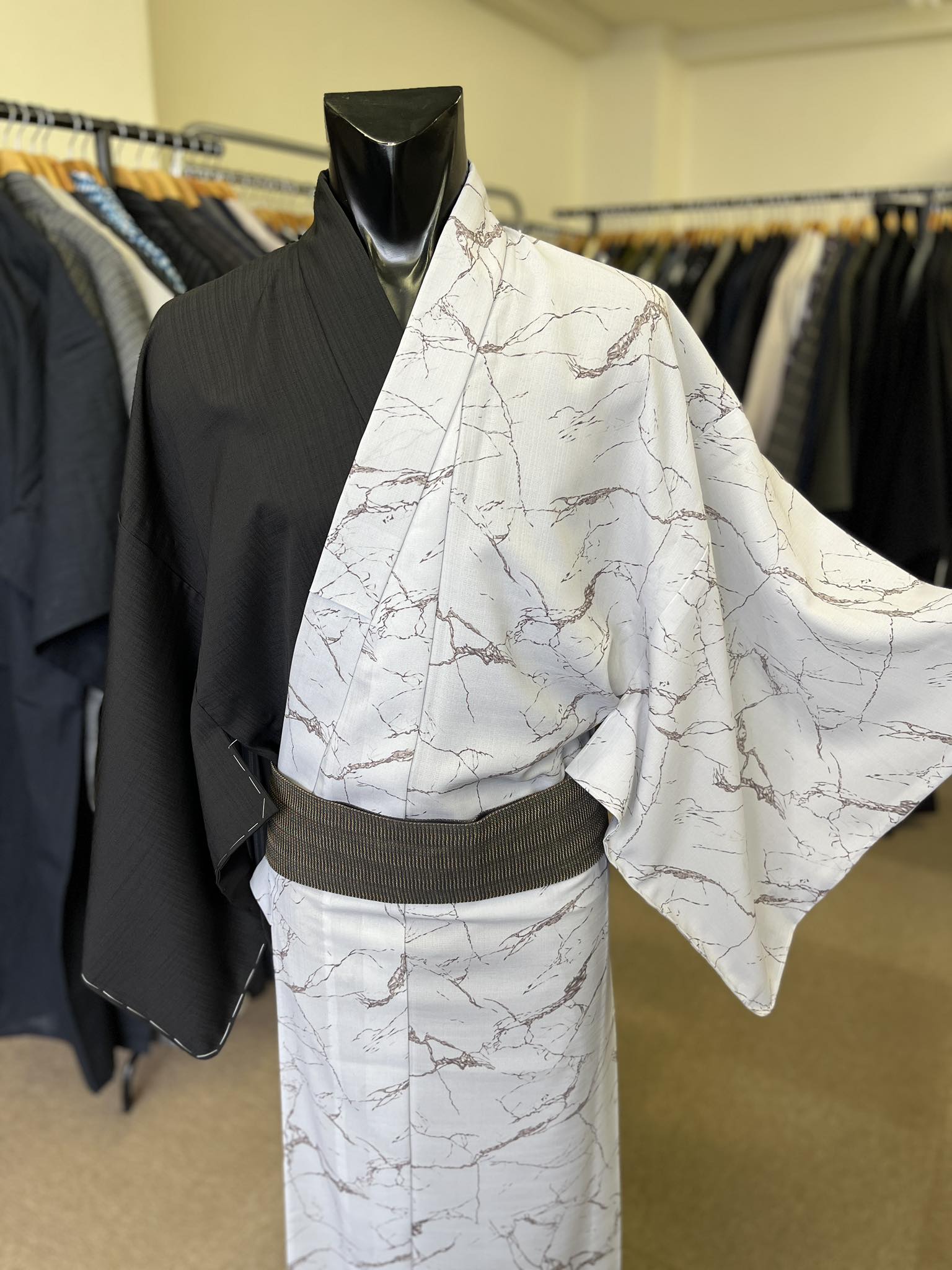 ドラゴン浴衣 写真の着物/浴衣(セオアルファ) ¥55,000- 麻角帯 ¥22,000 