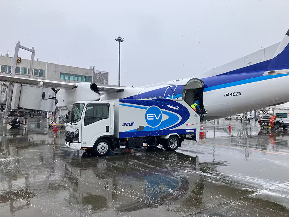 ANA.Japan - CAのエプロンを着用して、機内サービスを体験中です☆