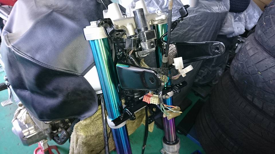 CB750Fです。ライト&メーターステーを加工製作して取り付けてみました