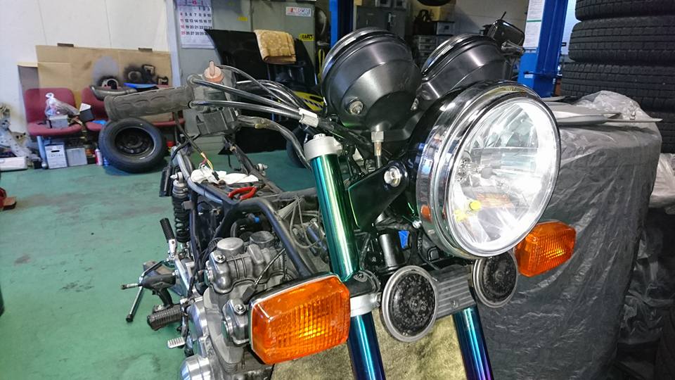 CB750Fです。ライト&メーターステーを加工製作して取り付けてみました