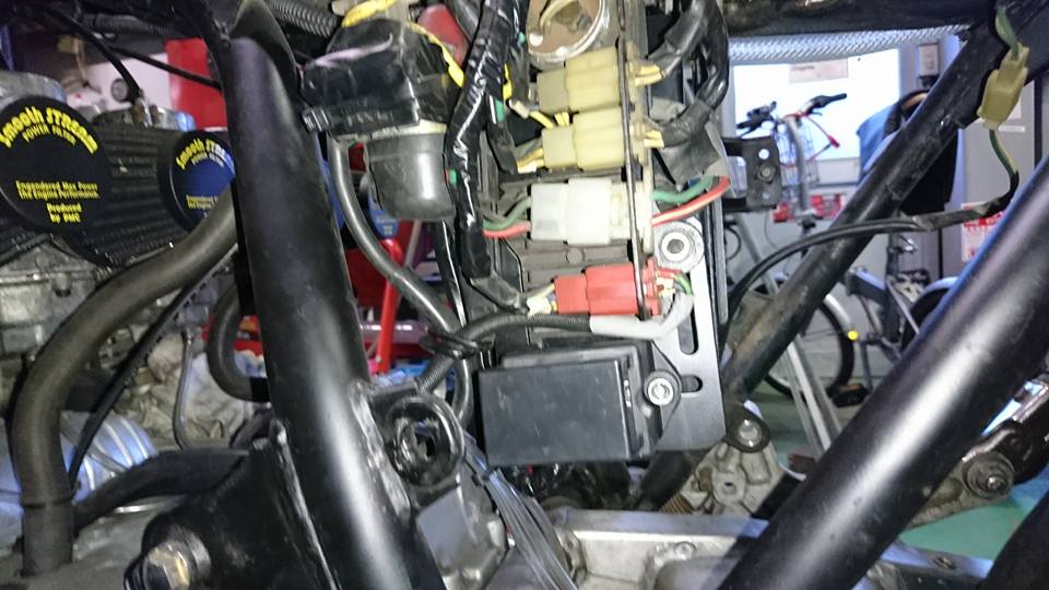 CB750Fです。ライト&メーターステーを加工製作して取り付けてみました