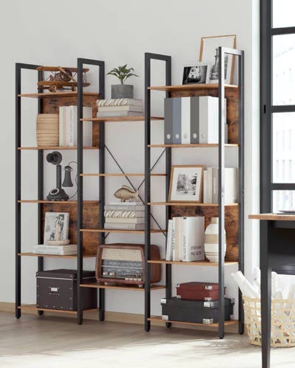 Unser REGAL „Regal“ in Braun/Schwarz bringt Industrial‑Vibes in dein Zuhause: dunkles Metall, warme Holzoptik, richtig nice vor Betonwand & Tageslicht. 🖤🪵 Regal: https://www.moebelix.at/p/regal-regal -b-158-cm-braun-schwarz-002543007012
