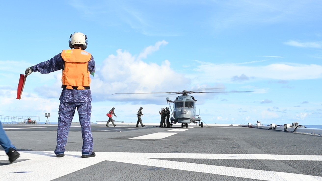 防衛省 海上自衛隊 (Japan - 舞鶴教育隊_分隊行進