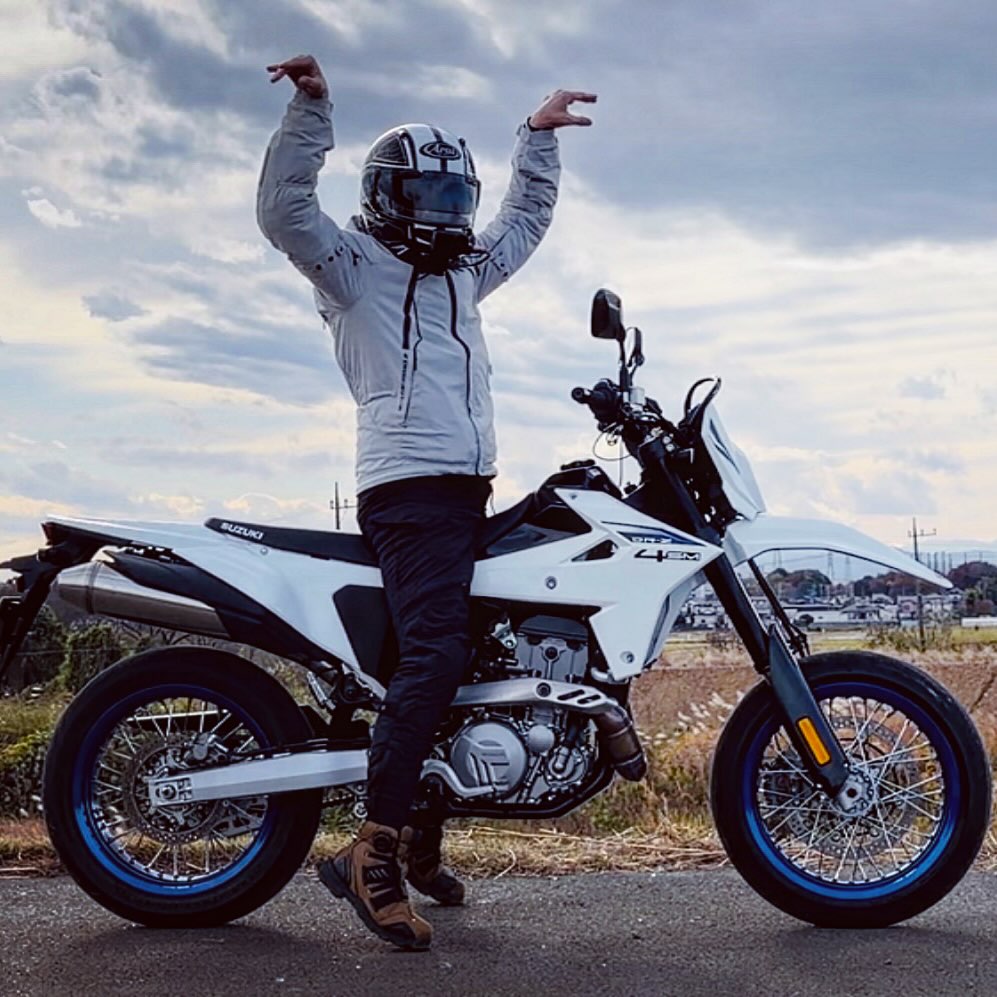 DR-Z4SM レンタルバイクでたもの勝負🎉 シート高890mm😅 身長164cm